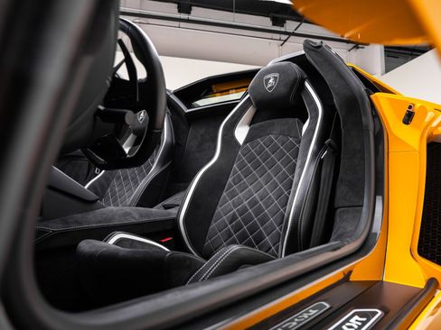 Used 2018 Lamborghini Aventador S image 32