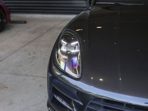 Certified 2021 Porsche Macan image 11