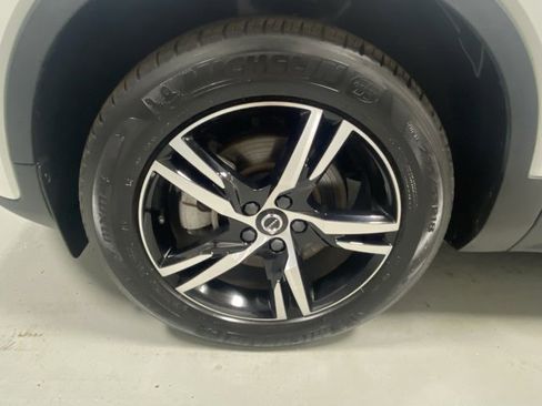 Used 2025 Volvo XC40 B5 Core image 5