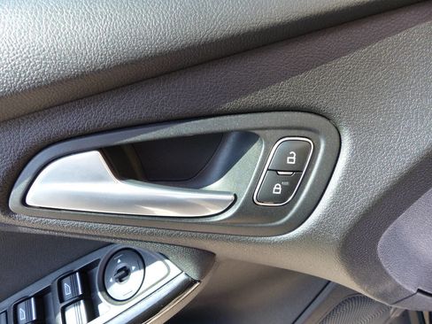 Used 2018 Ford Focus Titanium w/ Titanium Technology Package FWD image 23