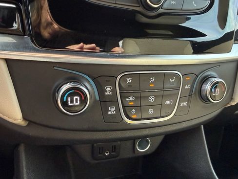 Used 2022 Chevrolet Traverse LS AWD/4WD image 17
