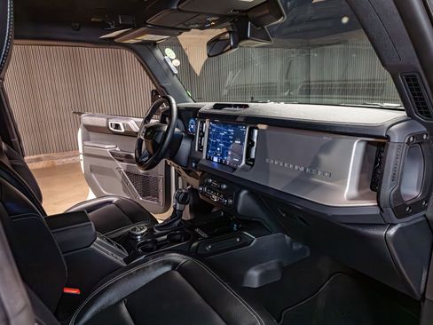 Used 2025 Ford Bronco Outer Banks image 14