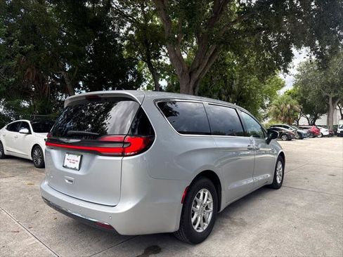 Used 2023 Chrysler Pacifica Touring-L FWD image 7