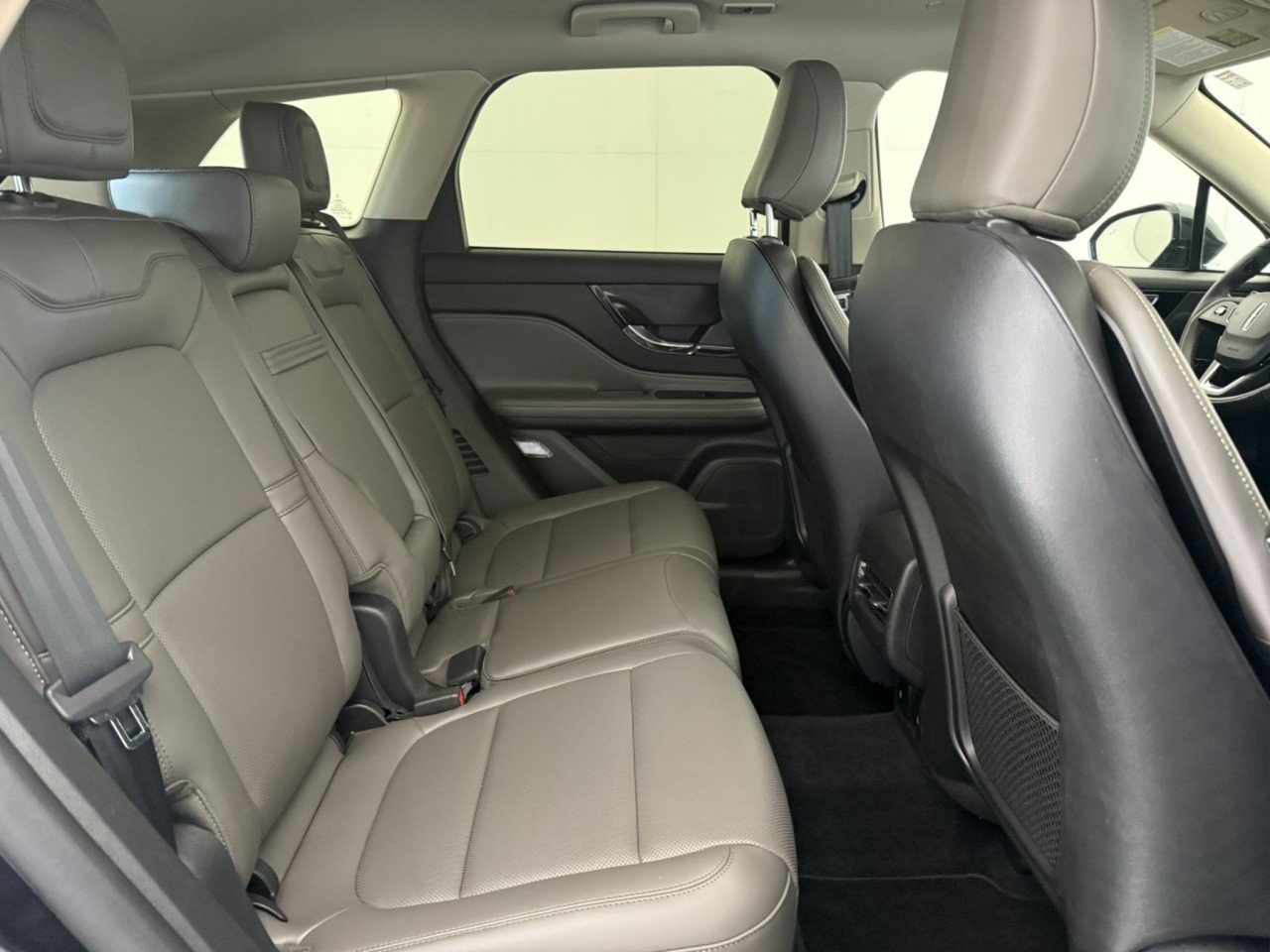 Used 2025 Lincoln Corsair AWD w/ Jet Appearance Package image 13