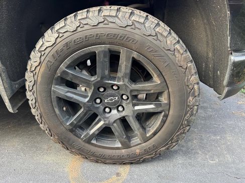 Used 2021 Chevrolet Silverado 1500 LT Trail Boss w/ Convenience Package II image 2