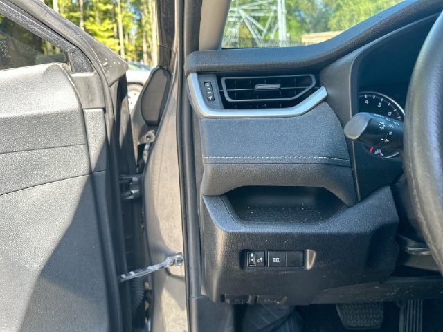 Used 2019 Toyota RAV4 LE AWD/4WD image 27