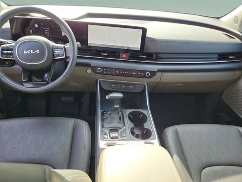Used 2025 Kia Carnival SX FWD image 10