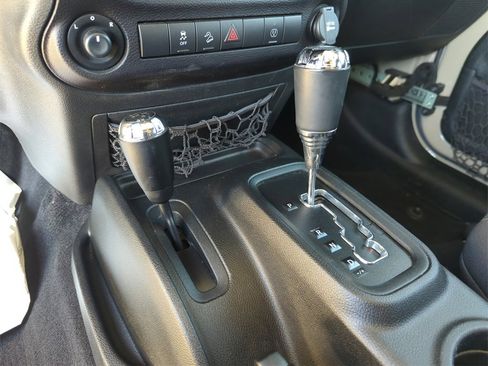 Used 2017 Jeep Wrangler Unlimited Rubicon w/ Connectivity Group image 35