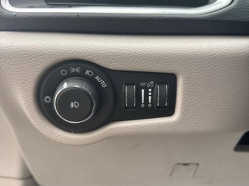 Used 2017 Chrysler Pacifica Touring-L image 13