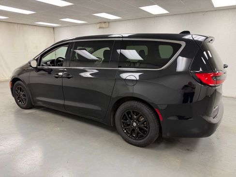 Used 2023 Chrysler Pacifica Touring-L FWD image 3