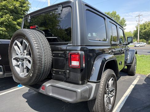 Used 2024 Jeep Wrangler Unlimited w/ Convenience Group AWD/4WD image 7