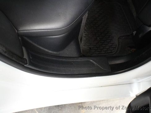 Used 2017 Jaguar XE Premium image 18