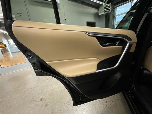 Used 2021 Toyota RAV4 LE image 17