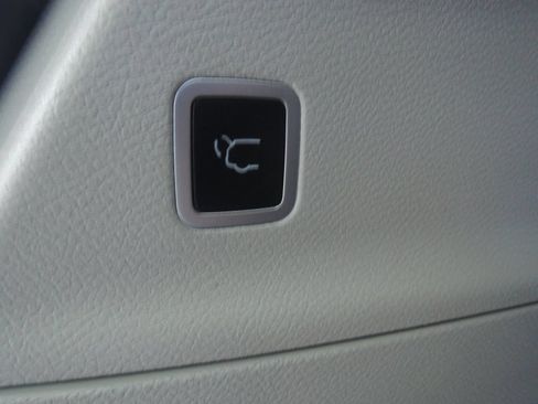 Used 2024 Chrysler Pacifica Limited FWD image 32