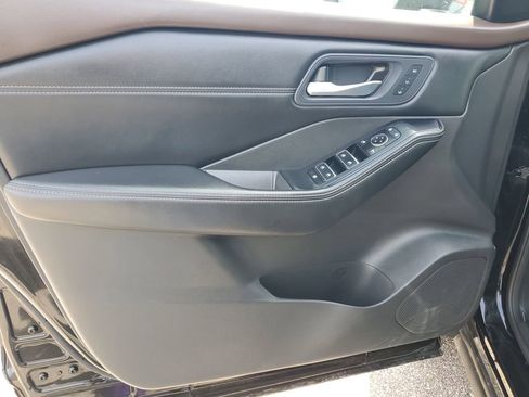 Used 2023 Nissan Rogue SL w/ SL Premium Package image 11