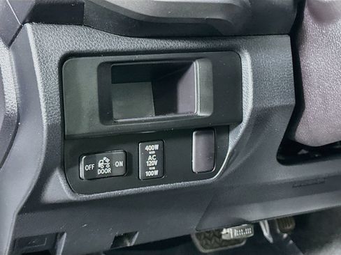 Used 2016 Toyota Tacoma TRD Off-Road w/ Premium & Technology Package RWD image 10