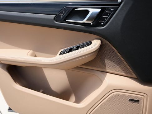 Certified 2025 Porsche Macan image 24