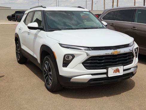 Used 2025 Chevrolet TrailBlazer LT AWD/4WD image 4