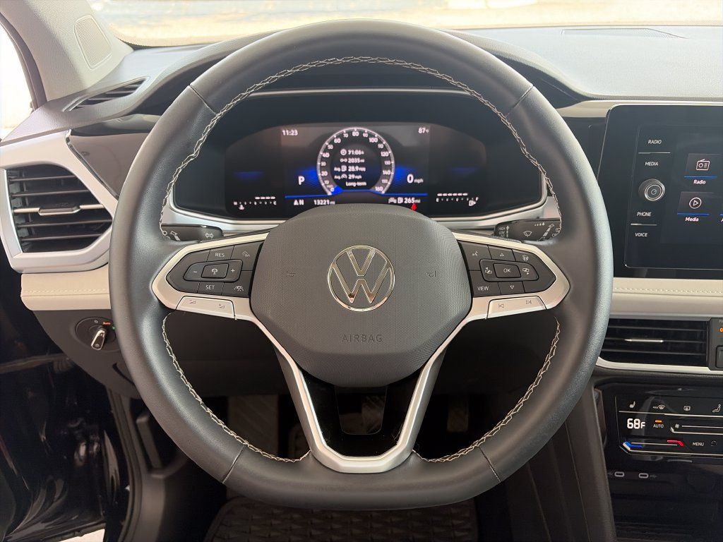 Certified 2025 Volkswagen Taos SE FWD image 15