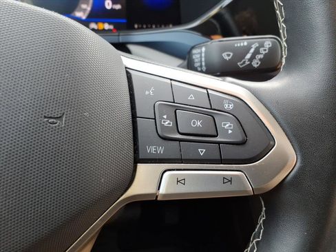 Certified 2022 Volkswagen Taos SE w/ Panoramic Sunroof Package image 16