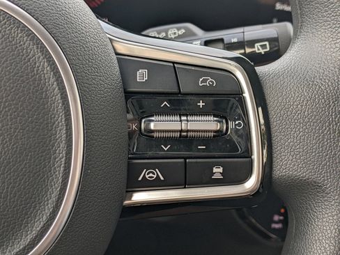 Used 2025 Kia Sorento LX image 19