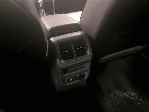 Used 2021 Volkswagen Tiguan SE image 27