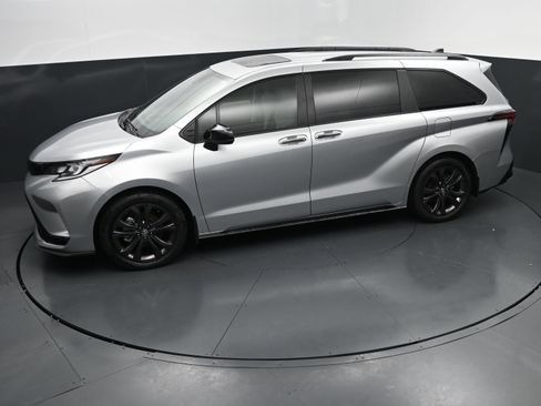 Used 2025 Toyota Sienna XSE w/ XSE Plus Package FWD image 29