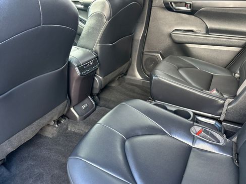 Used 2023 Toyota Highlander XLE AWD/4WD image 12