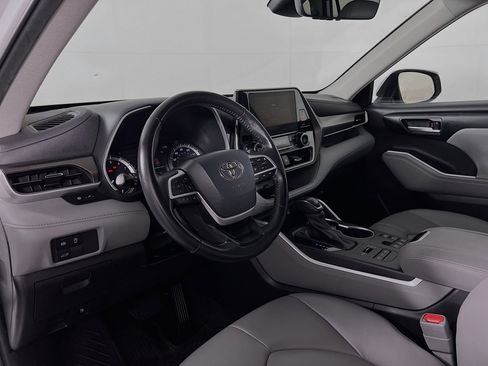 Used 2023 Toyota Highlander XLE AWD/4WD image 9