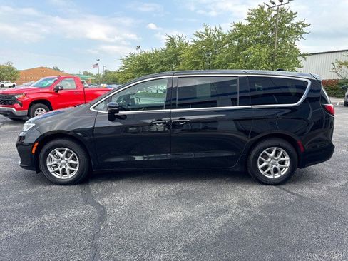 Used 2025 Chrysler Pacifica Select FWD image 6