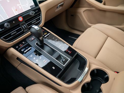 Used 2025 Porsche Macan image 21