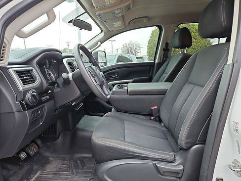 Used 2018 Nissan Titan SV image 10