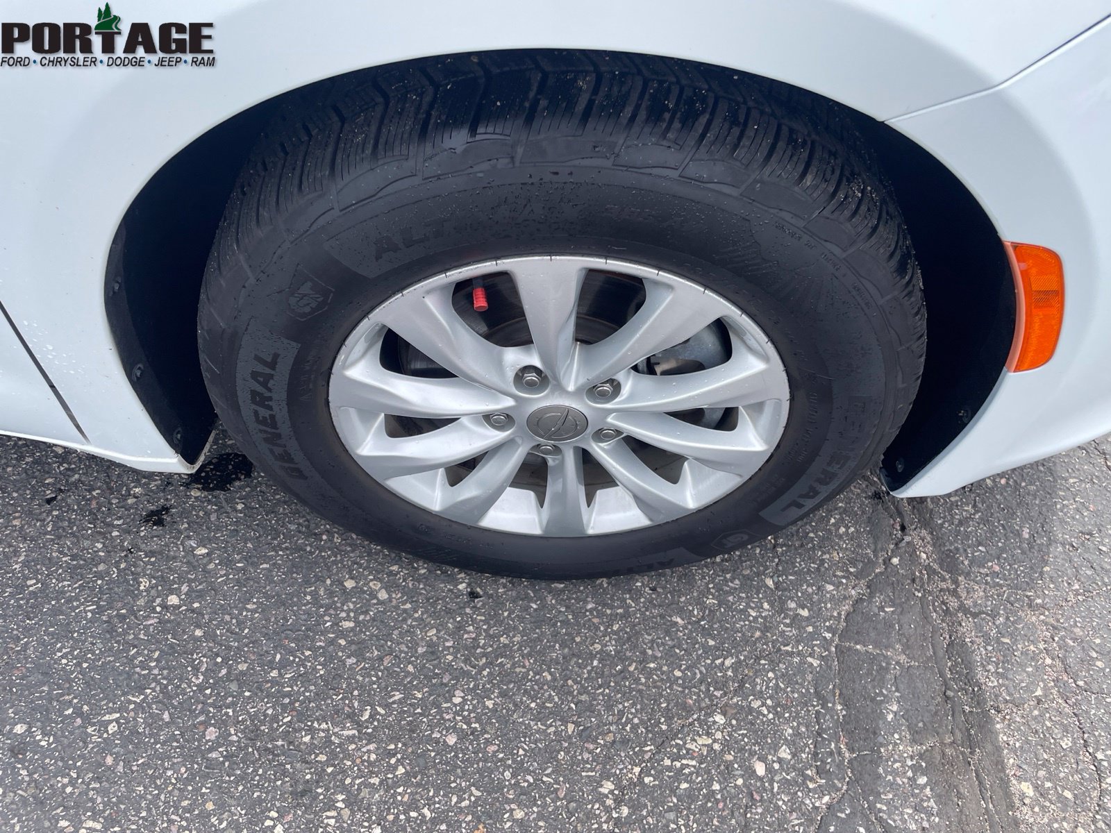 Used 2017 Chrysler Pacifica Touring-L FWD image 8