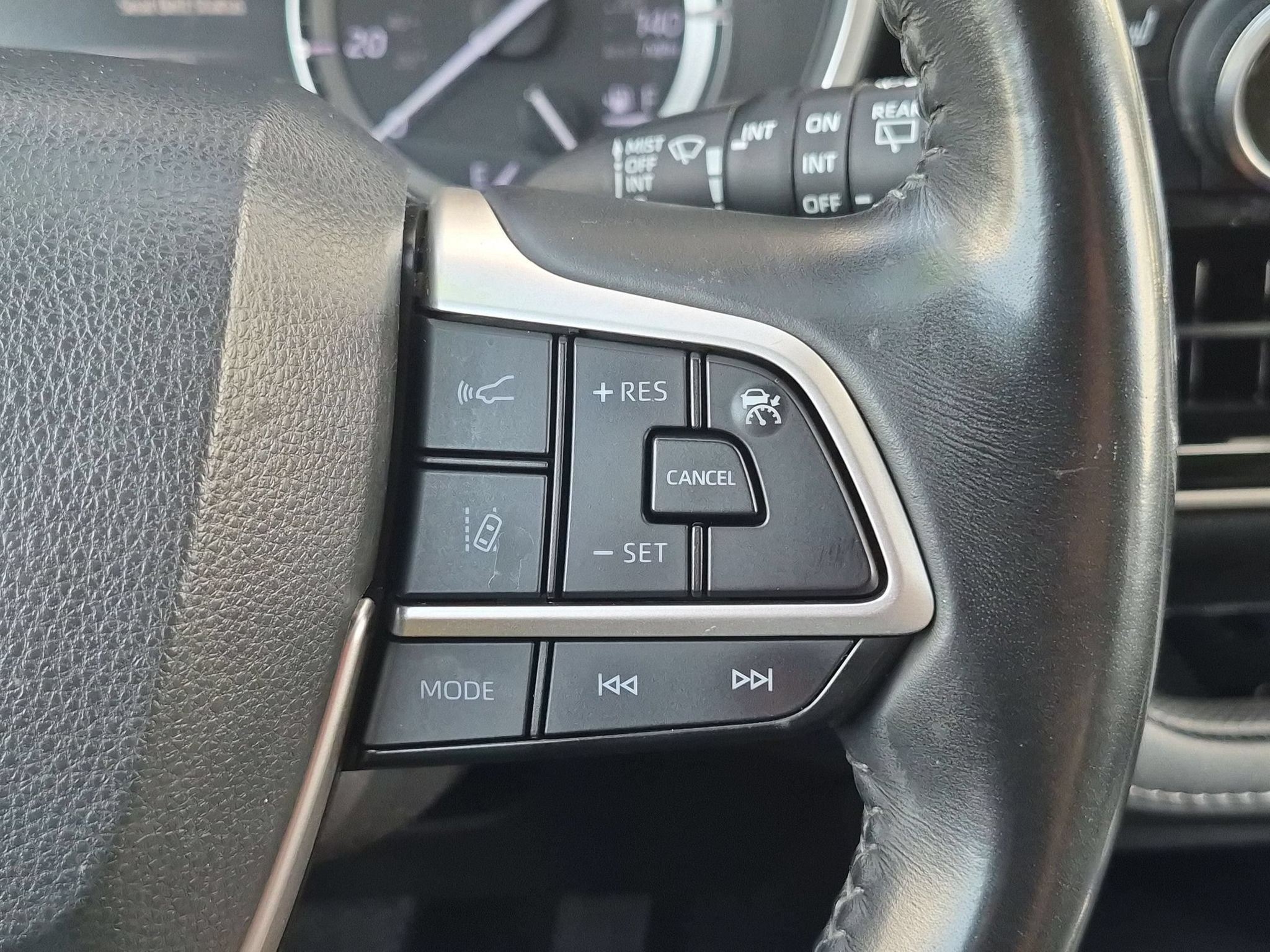 Used 2022 Toyota Highlander XLE FWD image 25