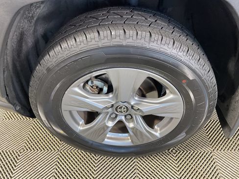 Used 2025 Toyota RAV4 XLE AWD/4WD image 5