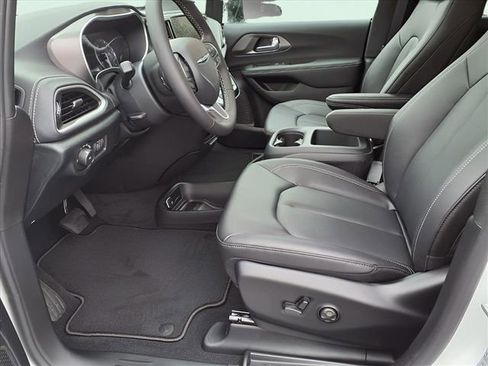 New 2026 Chrysler Pacifica Select FWD image 16
