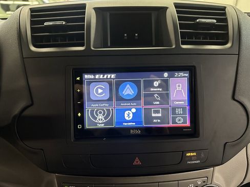 Used 2012 Toyota Highlander SE w/ Tow Pkg image 23