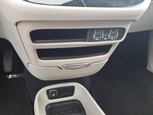 Used 2024 Chrysler Pacifica Touring-L FWD image 20