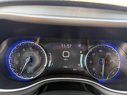 Used 2021 Chrysler Pacifica Touring-L w/ Uconnect Theater Family Group AWD/4WD image 17