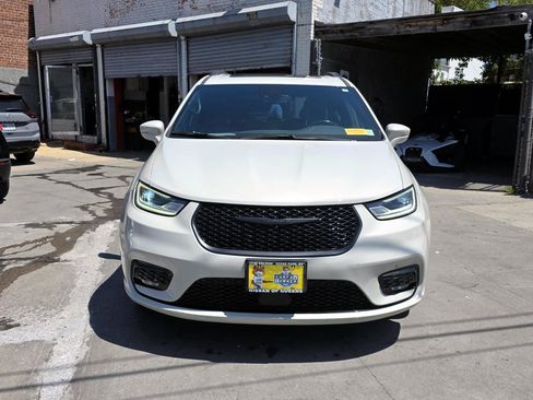 Used 2021 Chrysler Pacifica Touring-L w/ Uconnect Theater Family Group AWD/4WD image 8