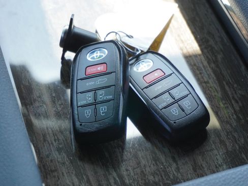 Used 2025 Toyota Sienna Platinum AWD/4WD image 21