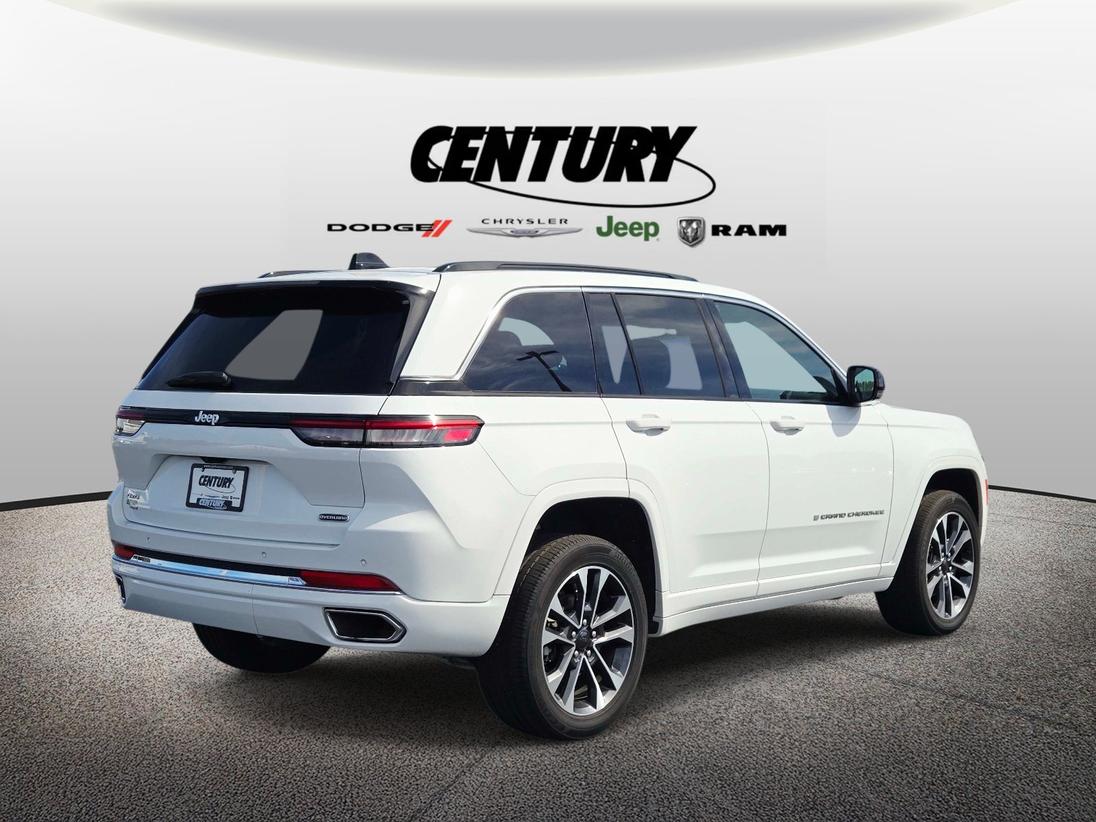 Used 2025 Jeep Grand Cherokee Overland AWD/4WD image 4