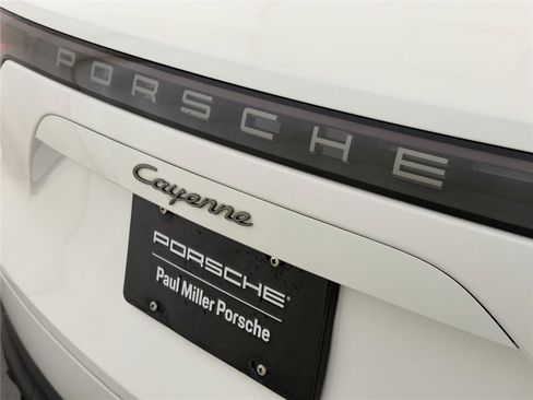 Certified 2022 Porsche Cayenne Platinum Edition image 25