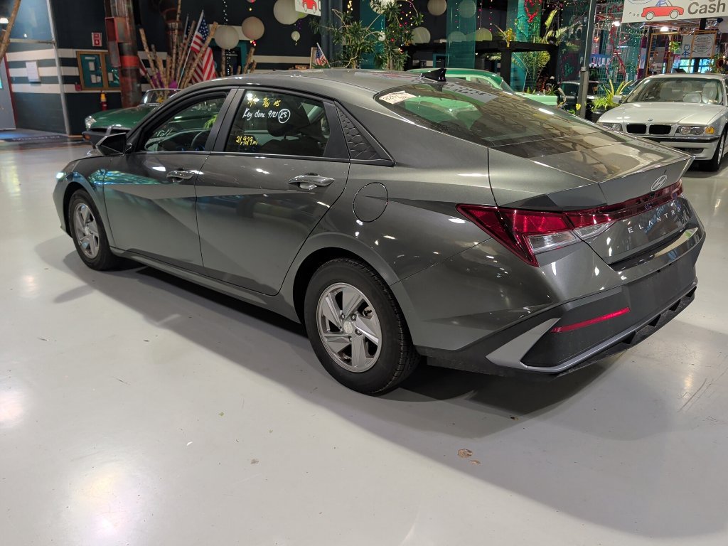 Used 2026 Hyundai Elantra SE FWD image 13