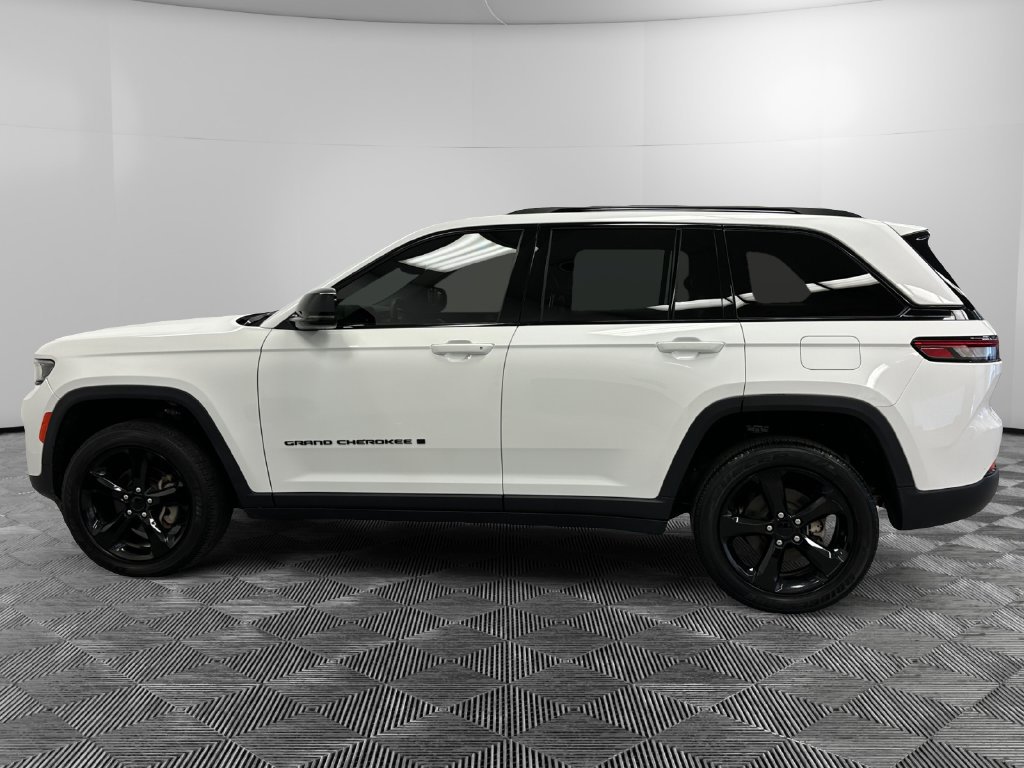 Used 2023 Jeep Grand Cherokee Altitude AWD/4WD image 2