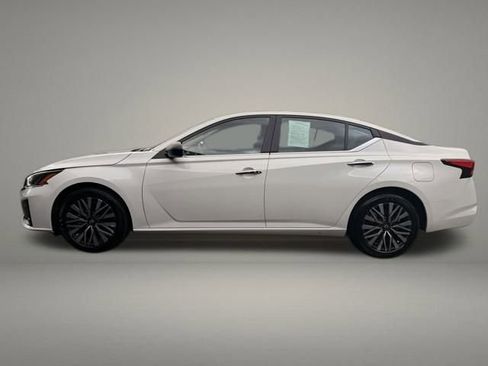 Used 2024 Nissan Altima 2.5 SV image 2