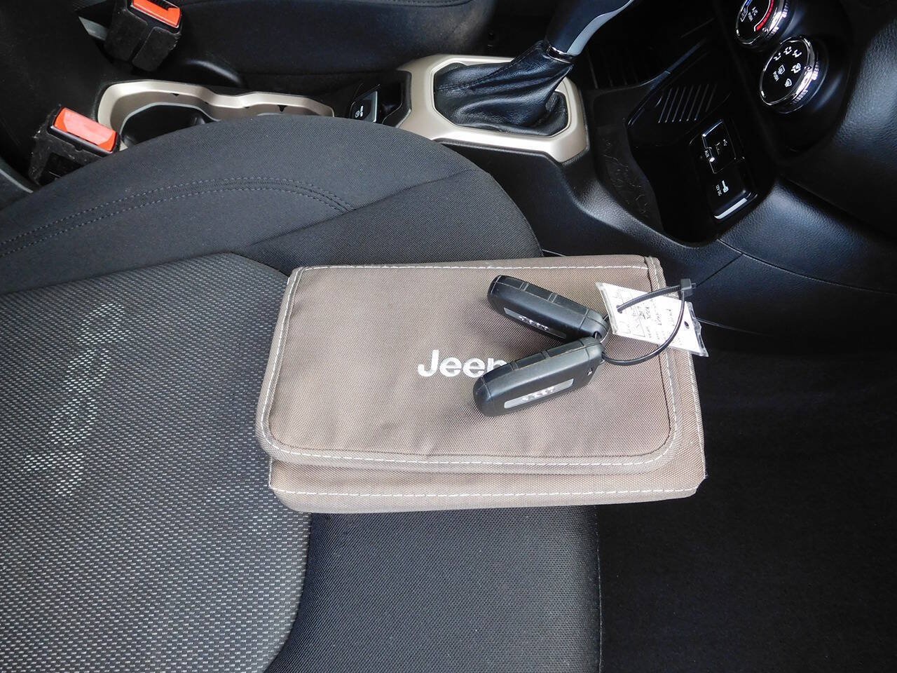 Used 2017 Jeep Renegade Latitude FWD image 18