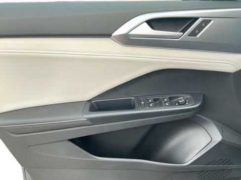 New 2025 Volkswagen Taos SE image 21