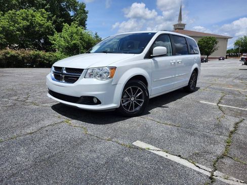 Used 2017 Dodge Grand Caravan SXT FWD image 4
