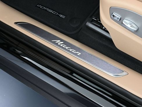 Certified 2025 Porsche Macan AWD/4WD image 16